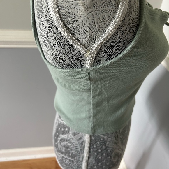 Excellent Used Condition Me to We Ribbed sleeveless Crop Top Size Large - Picture 2 of 5